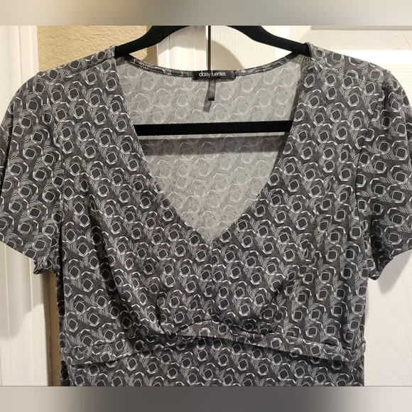 Daisy Fuentes V neck - Picture 2 of 6